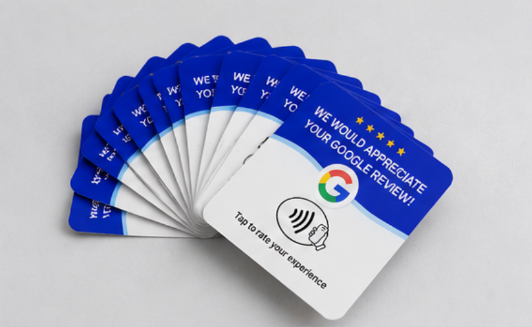 Dos tarjetas NFC de reseñas de Google sobre una mesa de madera