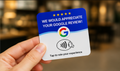 Tarjeta NFC de reseñas de Google en un negocio, lista para que los clientes dejen su opinión